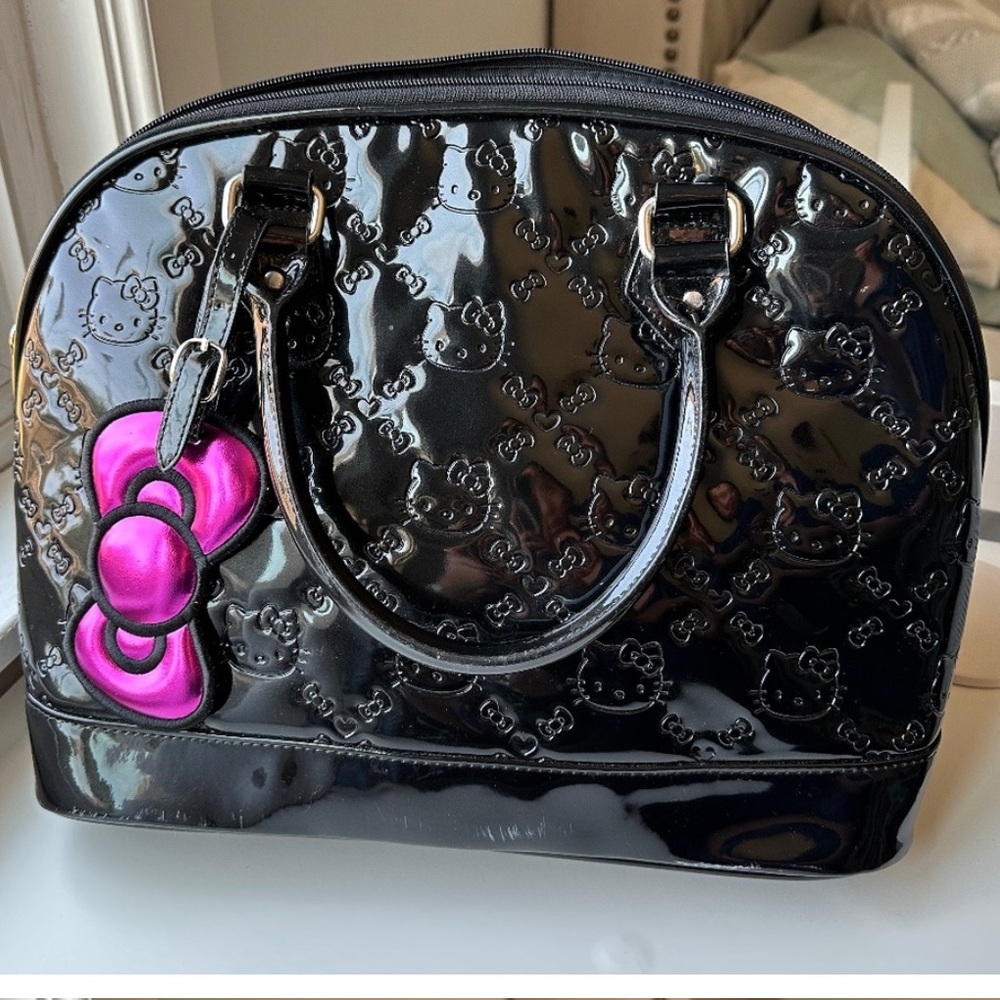 Hello Kitty purse Preloved. Can you put your right better description?